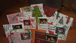 Продават коледни картички в помощ на болни деца