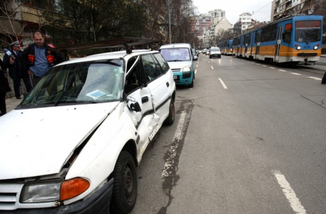 Двама души пострадаха при катастрофа на бул. „Витоша”