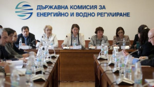 На първо четене ДКЕВР се разделя на две