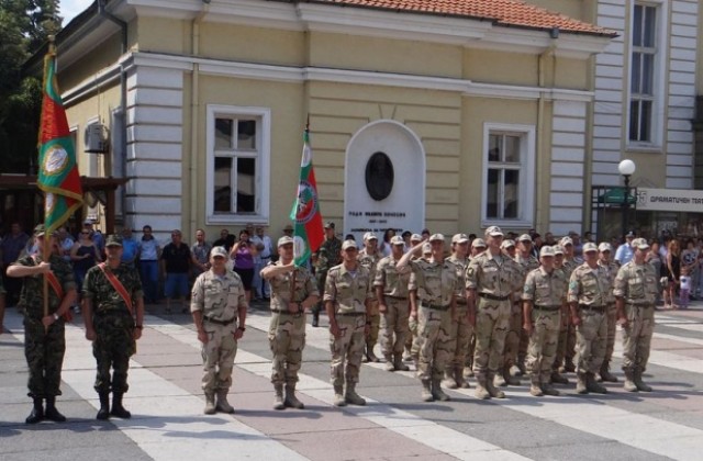 Няма да съкращават военни заради орязания бюджет за отбрана