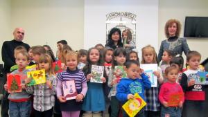 Деца от Лясковец за седма година изпращат коледни картички на