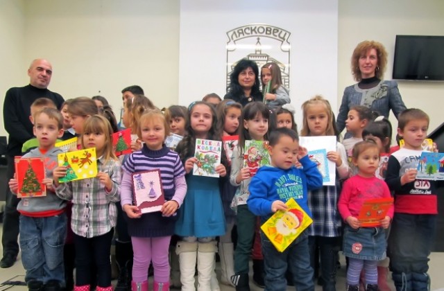 Деца от Лясковец за седма година изпращат коледни картички на първите хора в държавата
