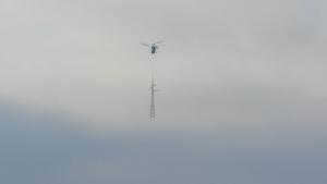 Хеликоптер достави електрически стълб