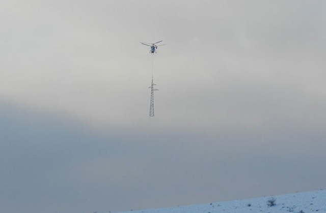 Хеликоптер достави електрически стълб