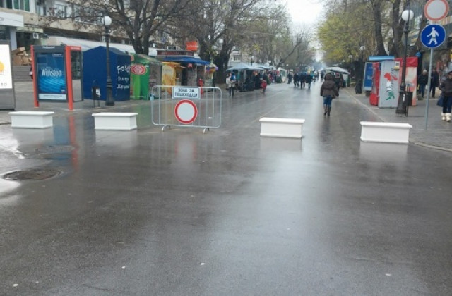 Поставиха кашпи и метални заграждения на пешеходната зона