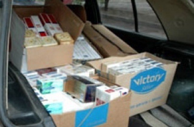 Полицаи откриха 2000 кутии незаконни цигари в колата на русенец