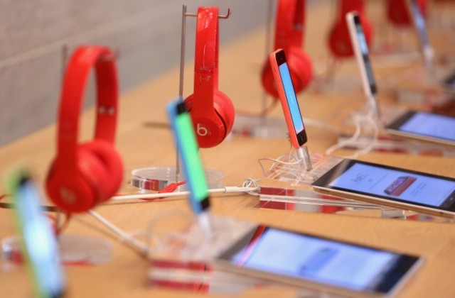 Продажбите на смартфони за първи път изпревариха мобилните телефони