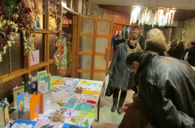 Деца подредиха коледна изложба в подкрепа на 9-годишния Алекс