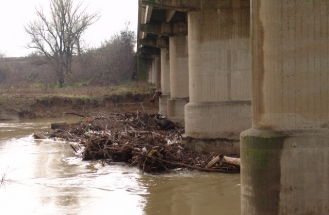 Областният управител провери моста над река Янтра до Драганово
