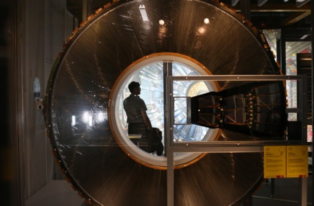 Големият адронен колайдер ще заработи отново през март 2015-а