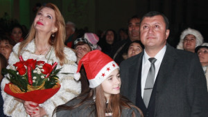 Кметът Емануил Манолов и Росица Кирилова запалиха светлините на коледната