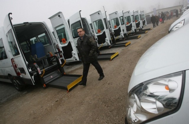 Община Стражица се сдоби с нов бус по социален проект
