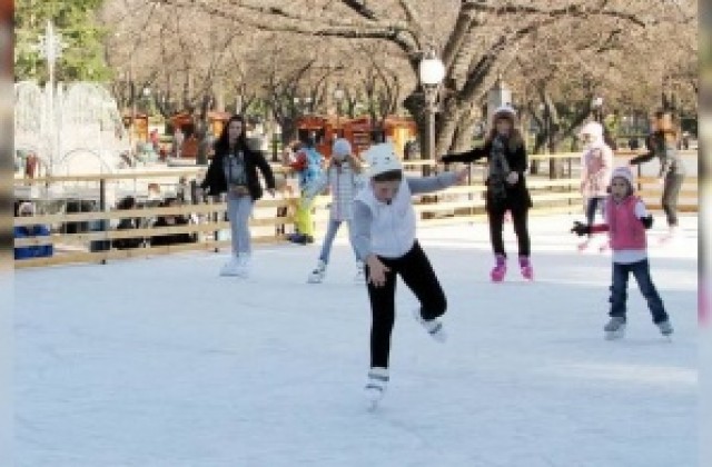 Ледена пързалка радва старозагорци