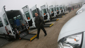 Кметове получиха специални автобуси за хора с увреждания