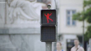 Уникален танцуващ светофар спира пешеходците да не пресичат на червено