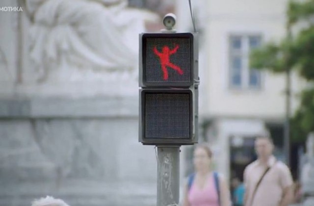 Уникален танцуващ светофар спира пешеходците да не пресичат на червено (ВИДЕО)