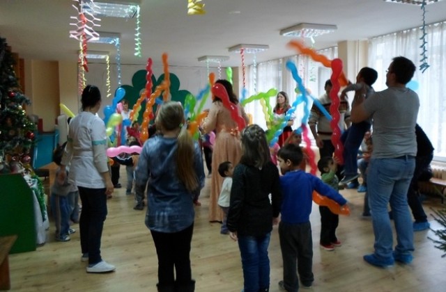 Младежи от АБВ подариха истинско Коледно тържество на децата от дом „Детелина