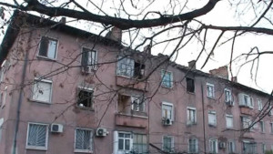 До дни строят покрива на изгорелия блок в Стамболийски
