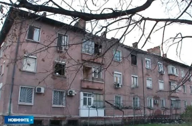 До дни строят покрива на изгорелия блок в Стамболийски