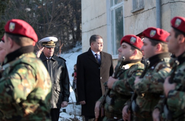 Военният министър гарантира за нормалното функциониране на врачанското поделение