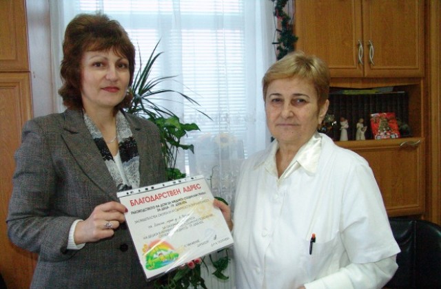 Коледни подаръци за децата от дома в Дебелец