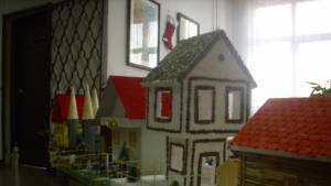 Коледен базар с оригинални къщи откриха в СОУ В Левски