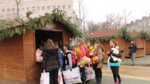 Близо 1 000 играчки и книжки събра акцията От мен