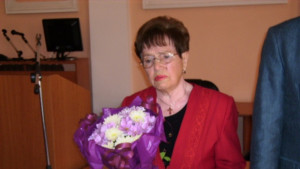 Лили Шмид дарява таблети и лакомства на децата от училището