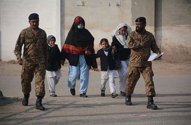 148 души, от които 132 деца, загинаха при атака на пакистански талибани в училище