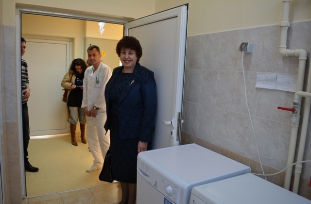 Мариана Бояджиева дари сушилня на Детското отделение на областната болница