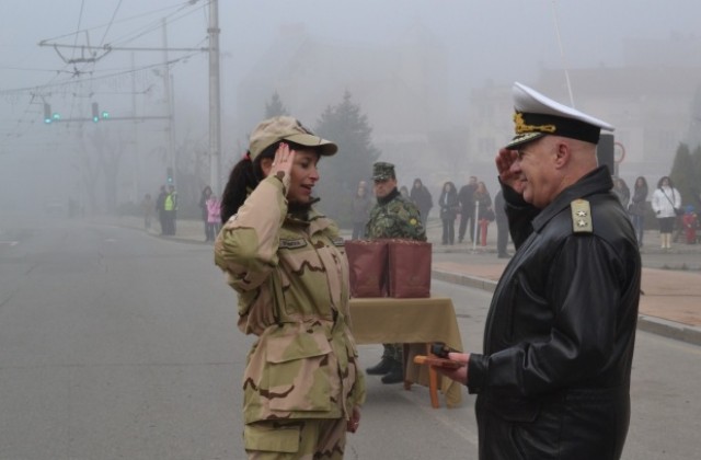 Военният министър и кметът на Казанлък посрещнаха 17 рота от мисия в Афганистан