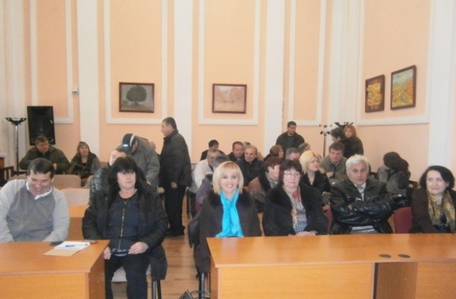 Мая Манолова с подаръци за кметовете и кметските наместници