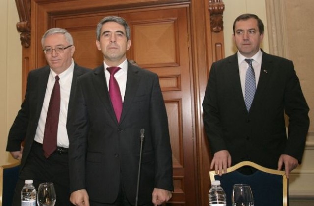 Замразяването на пенсионната реформа не е добра новина за президента