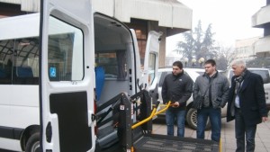 Община Дупница получи специализиран микробус назначава на работа нови хора