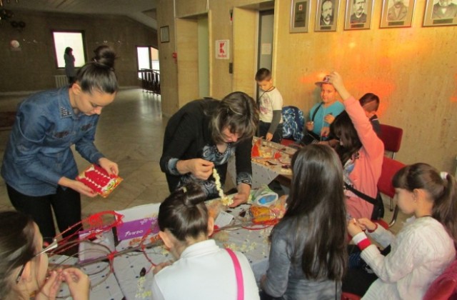 Детска коледна работилница отвори врати в сградата на Община Г. Оряховица