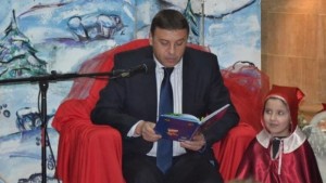 Камбитов чете приказка на малчуганите