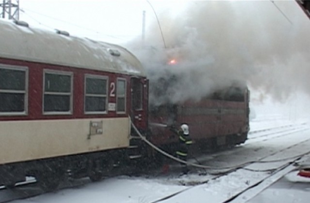 Пожар изпепели локомотив във варненското депо