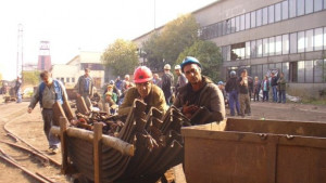 Бургаските миньори прекратиха стачката изплащат заплатите им