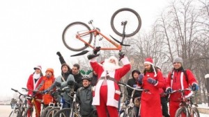 Дядо Коледа на официално посещение с колело в Русе