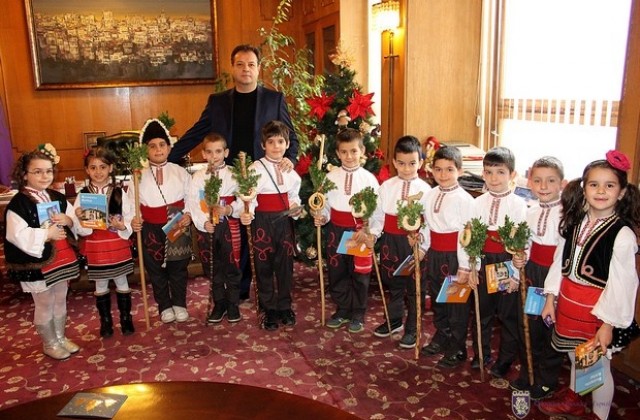 Коледарчета гостуваха на кмета Даниел Панов