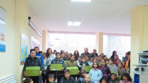 ЕЙ И ЕС зарадва с подаръци деца от социално слаби