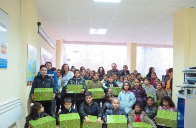 ЕЙ И ЕС зарадва с подаръци деца от социално слаби семейства в Гълъбово