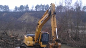 Почистват коритото на река Росица