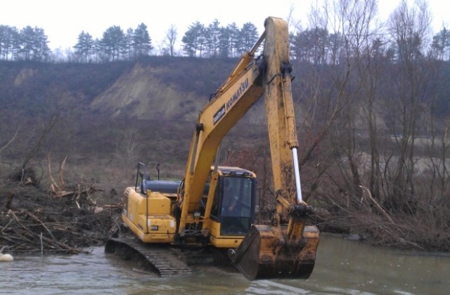 Почистват коритото на река Росица