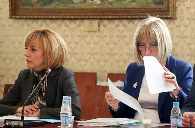 Цецка Цачева призова Мая Манолова да си даде имунитета, за да я съди