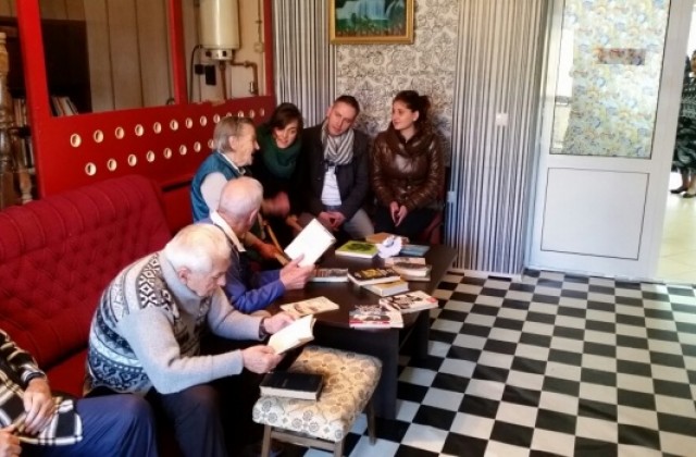 Младежи от АБВ дариха книги на Дома за стари хора във В. Търново