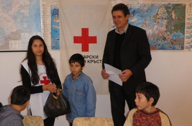 БЧК Ямбол с подаръци за ученици от Болярово