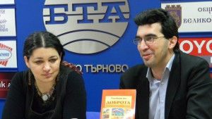 Ромски деца подаряват Учебник по доброта на депутати и министри