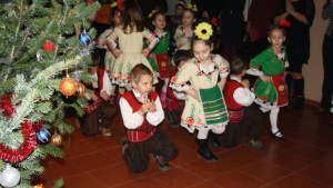 Малки коледари на гости в Областна администрация