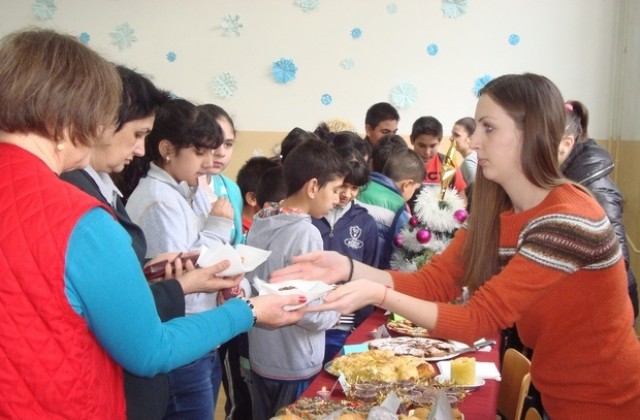 Хуманитарна гимназия с благотворителна акция за Българската Коледа